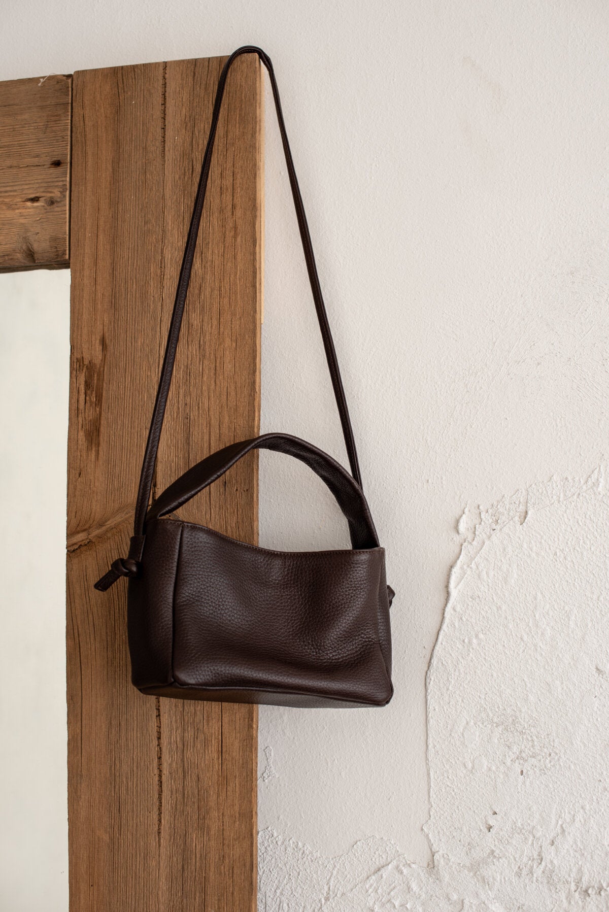 Lava Flow MERU leather crossbody bag in dark brown — view 6