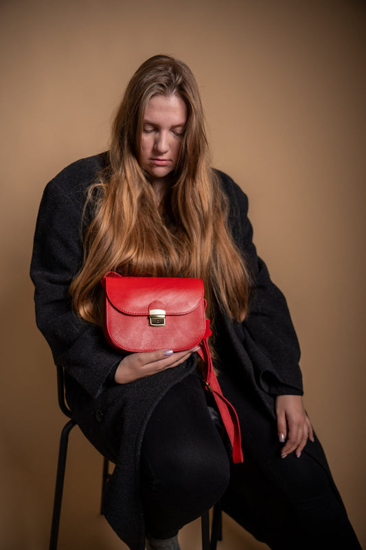 Zelma Kraft medium red natural leather saddle bag — view 2