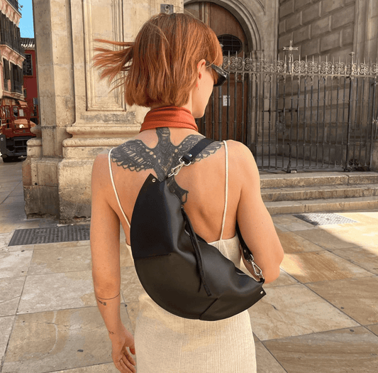 PYKOK Olivia black natural leather shoulder bag with sculptural shape — view 2