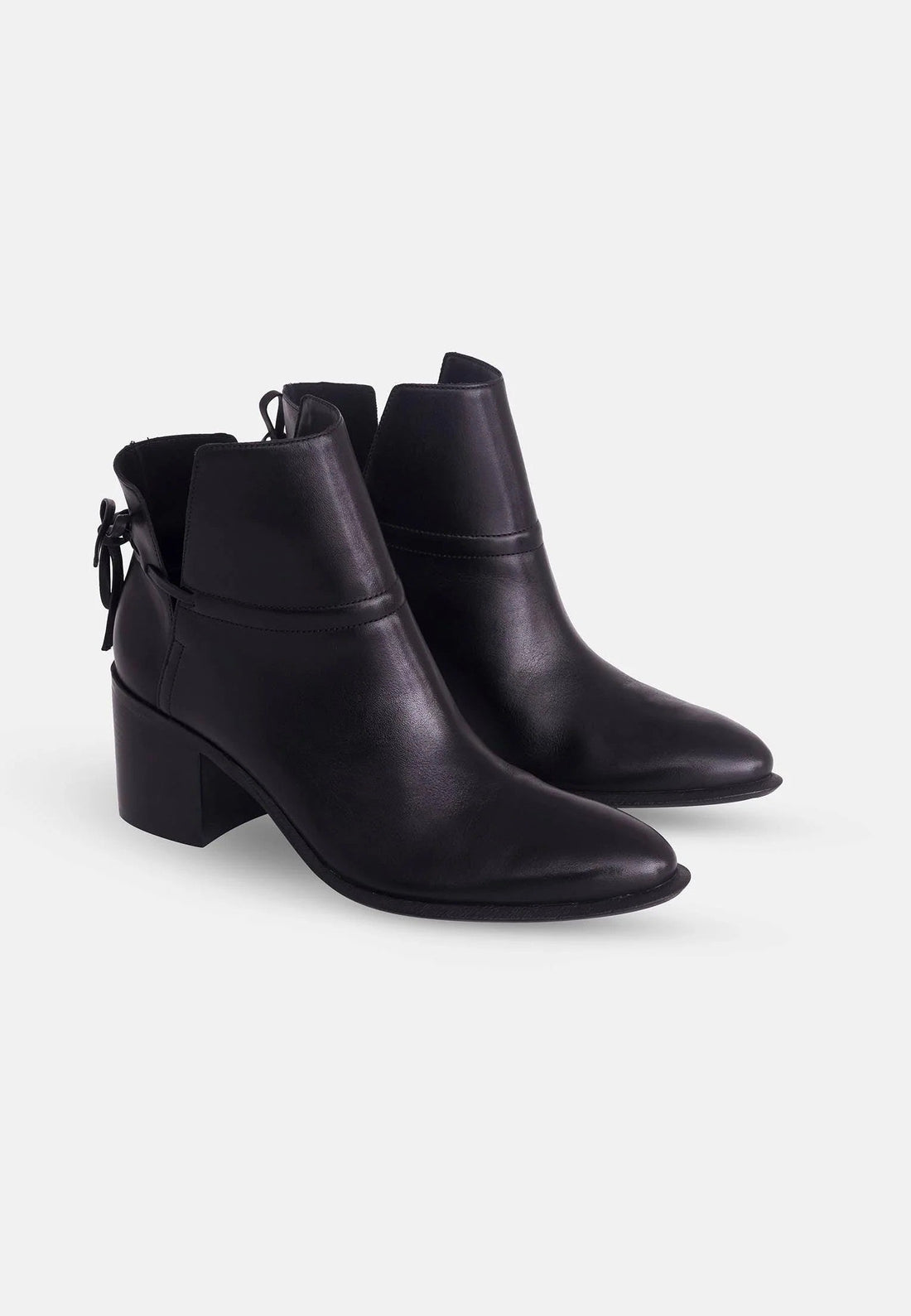 Why Are Handmade Shoes Better? 9 Powerful Reasons They Outshine Mass-Produced Footwear