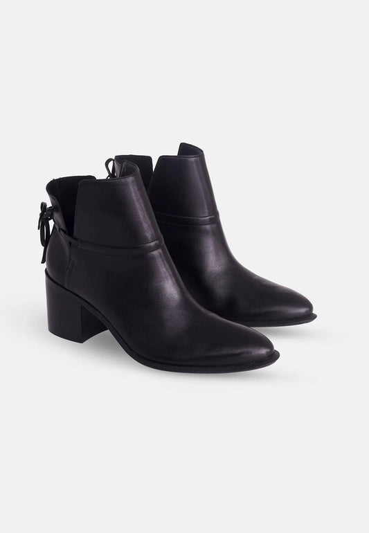 Why Are Handmade Shoes Better? 9 Powerful Reasons They Outshine Mass-Produced Footwear