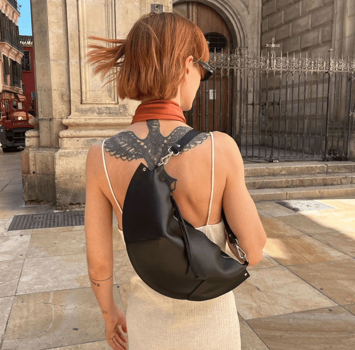 PYKOK Olivia black natural leather shoulder bag with sculptural shape — view 2