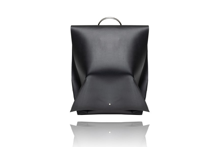 PYKOK Romeo black leather backpack with magnetic closure