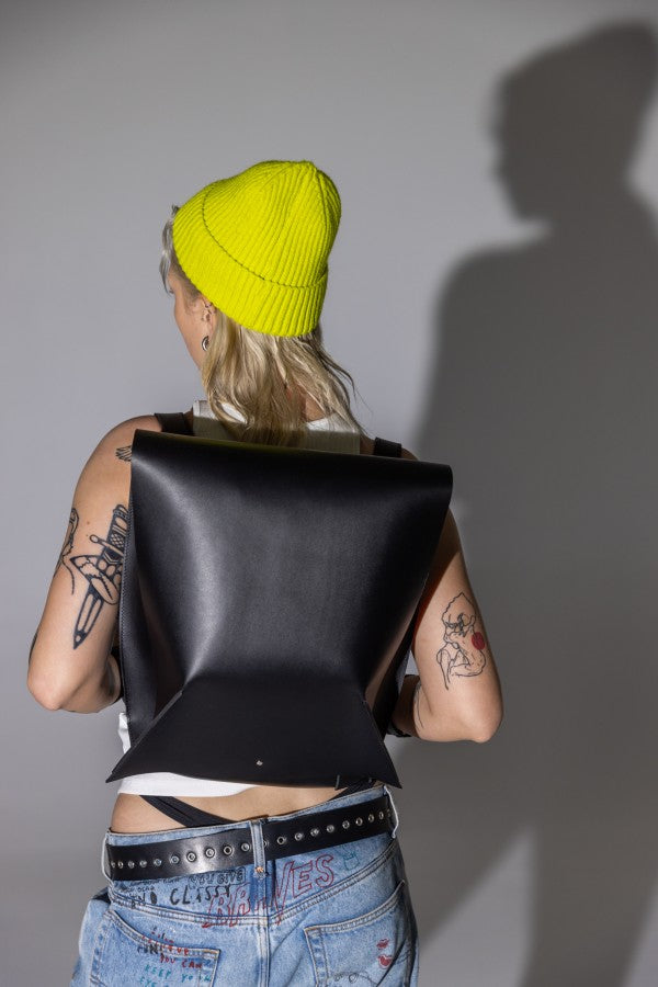 PYKOK Romeo black leather backpack with magnetic closure — view 3