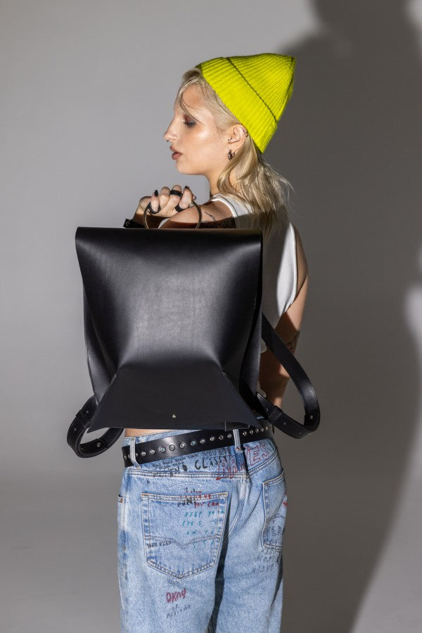 PYKOK Romeo black leather backpack with magnetic closure — view 2