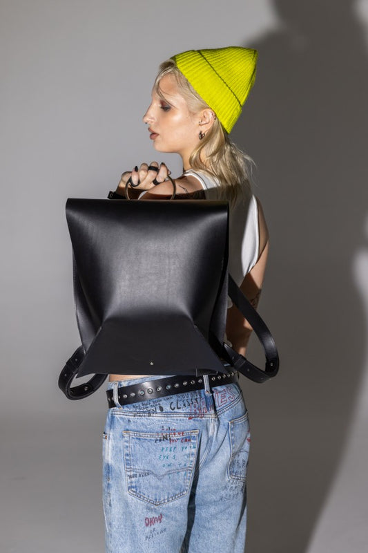 PYKOK Romeo black leather backpack with magnetic closure — view 2